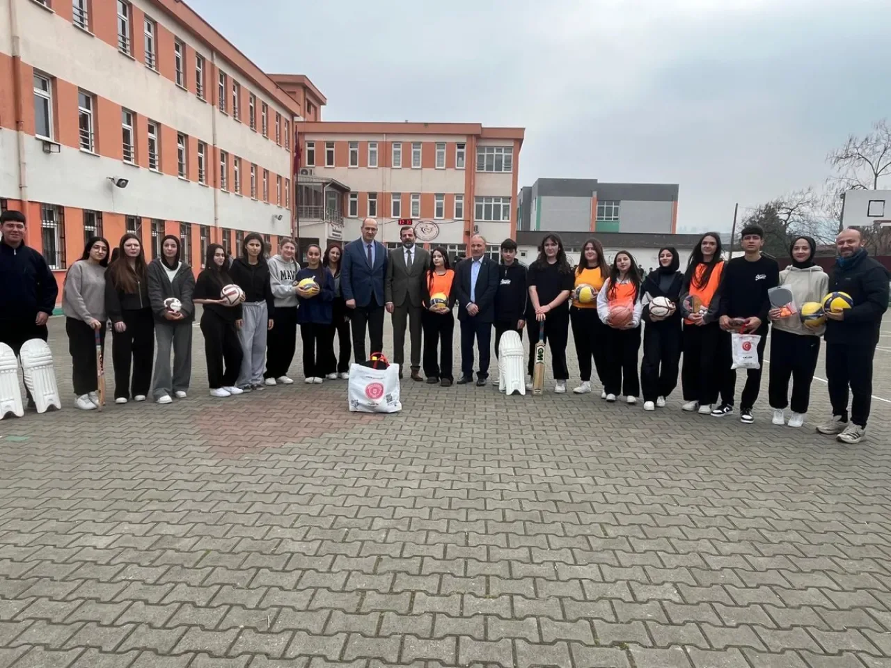 Bursa Gürsu'da Eğitim Ziyareti: Başkan Işık ve Müdür Bektaş Okulları İnceledi Bursa Gürsu'da Eğitim Ziyareti: Başkan Işık ve Müdür Bektaş Okulları İnceledi