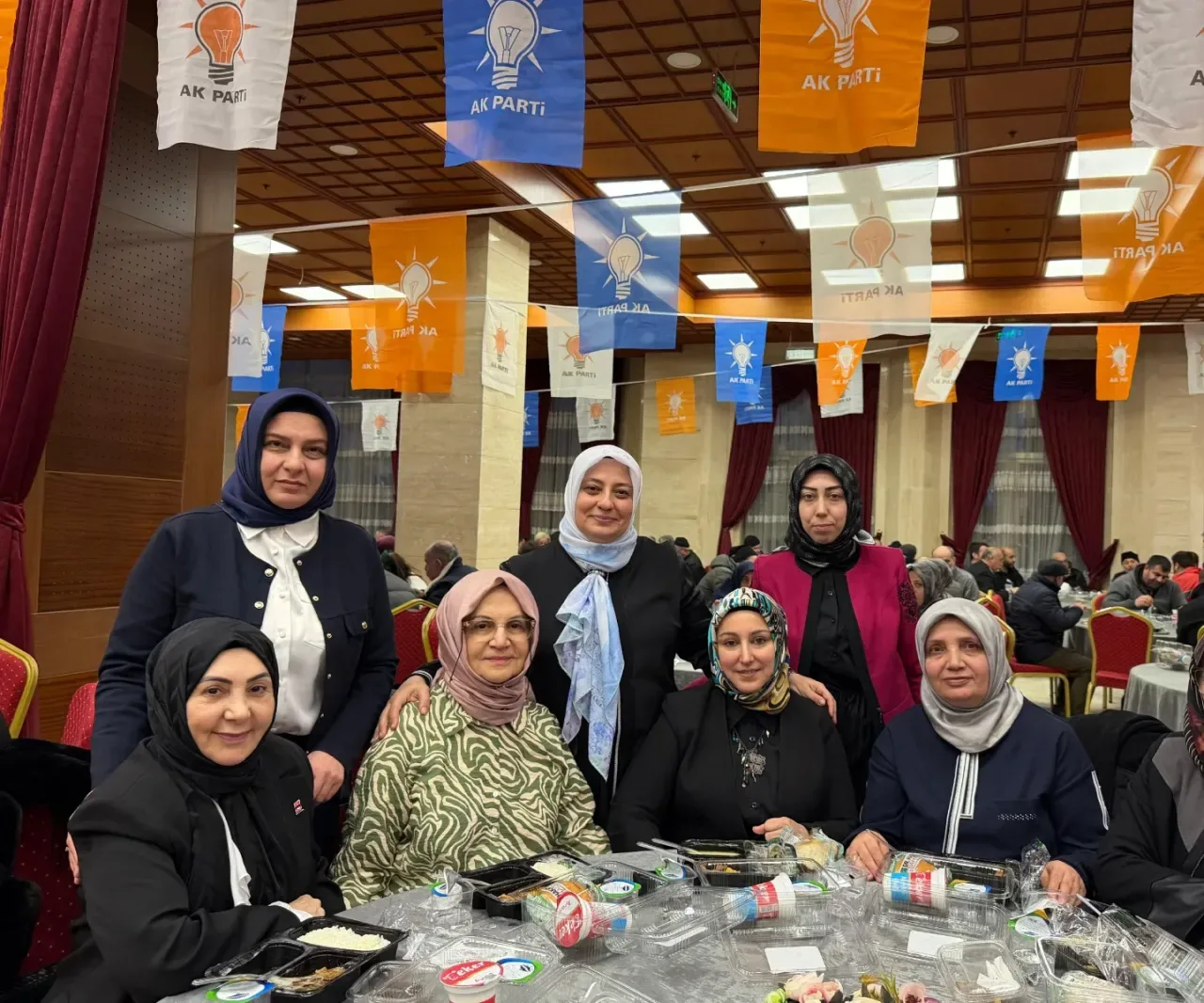 AK Kadın Avcılar'dan Ramazan'da Vefa İftarı: Kardeşlik Sofrası Kuruldu AK Kadın Avcılar'dan Ramazan'da Vefa İftarı: Kardeşlik Sofrası Kuruldu