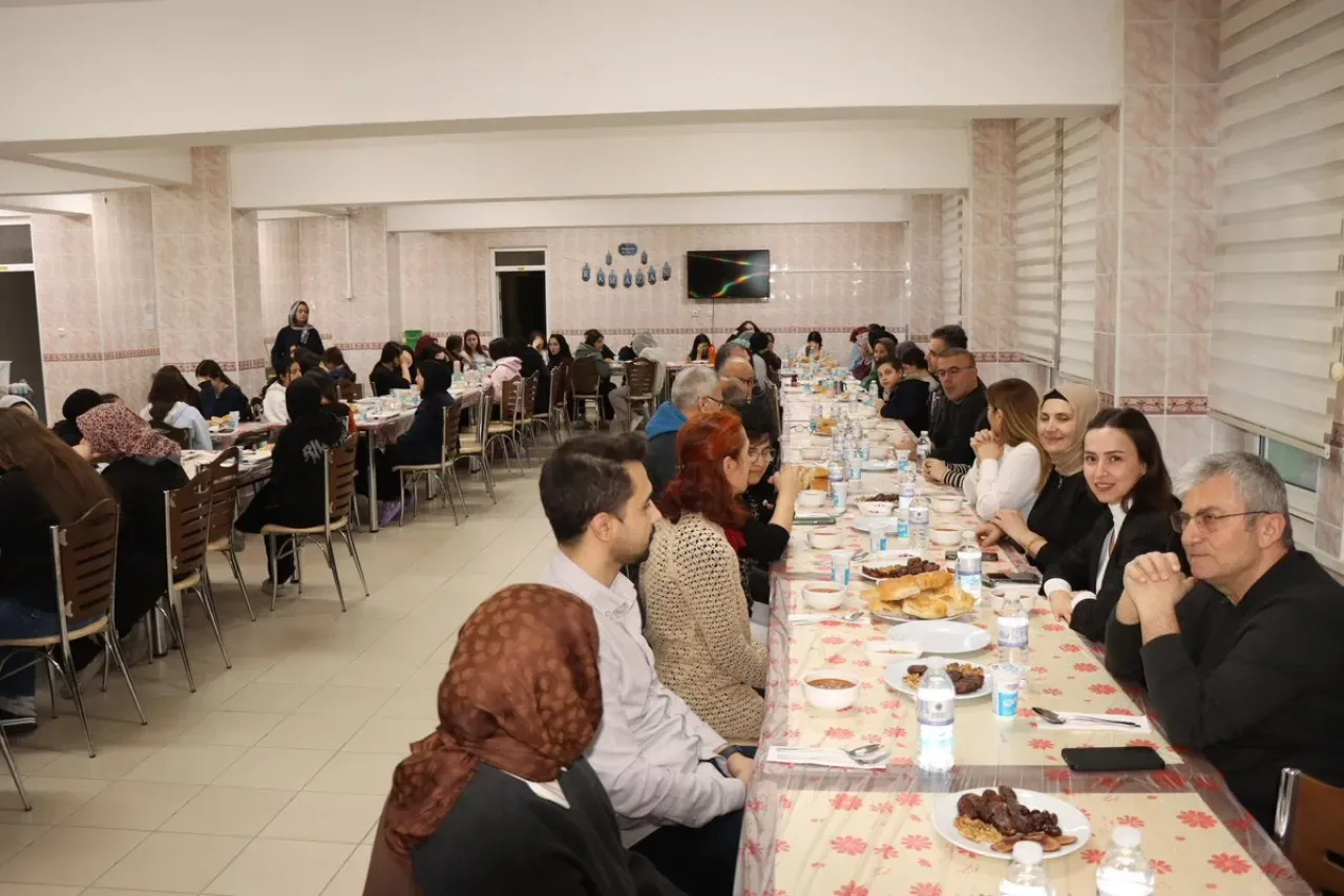 Beyşehir'de "Maarifin Kalbinde Ramazan" Söyleşi ve İftar Buluşması Beyşehir'de "Maarifin Kalbinde Ramazan" Söyleşi ve İftar Buluşması