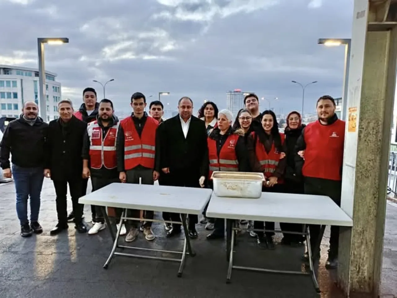 CHP Avcılar'dan Ramazan Dayanışması: İftar Saatine Yetişemeyenlere Sıcak Çorba CHP Avcılar'dan Ramazan Dayanışması: İftar Saatine Yetişemeyenlere Sıcak Çorba