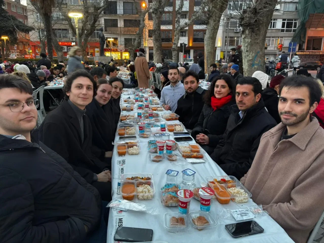 CHP'li Gençler Kadıköy'de İftarda Buluştu: Başkan Sarıtaş da Katıldı CHP'li Gençler Kadıköy'de İftarda Buluştu: Başkan Sarıtaş da Katıldı