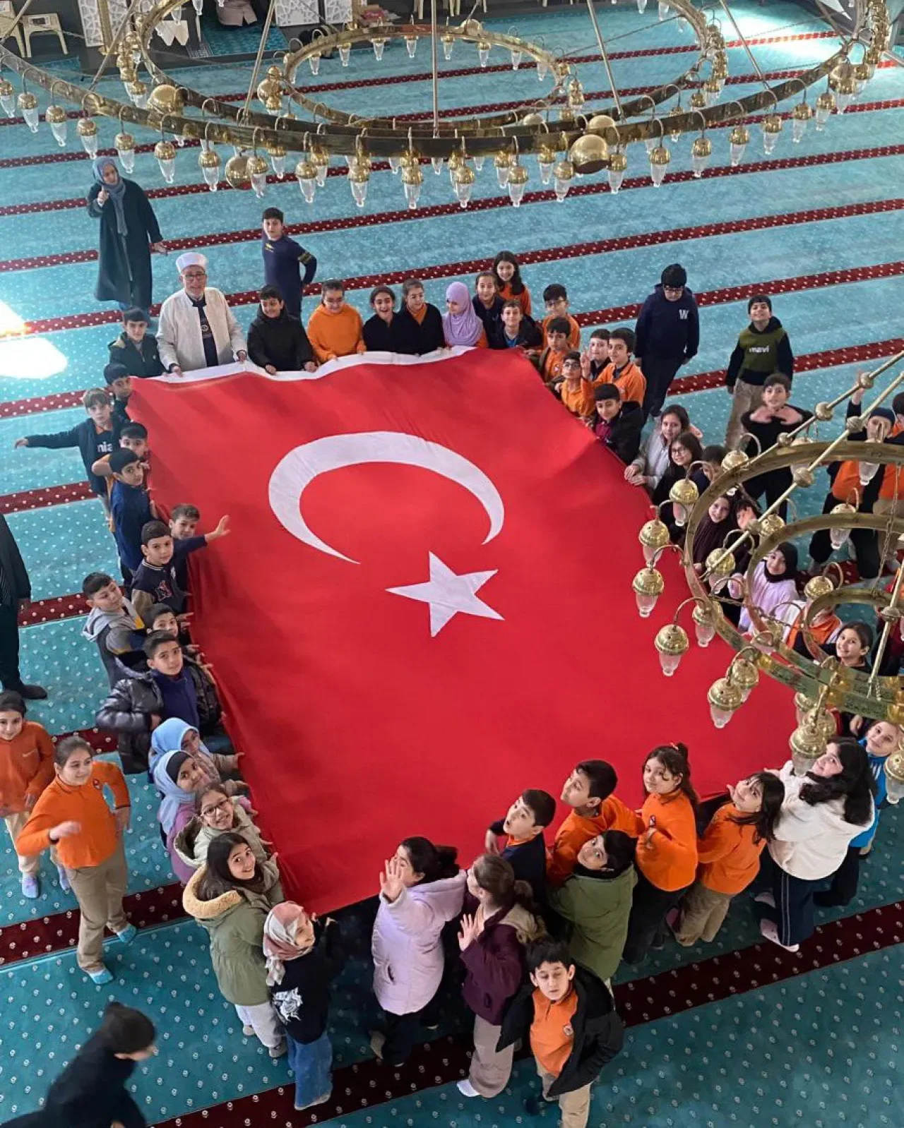 Bağcılar'da Minik Öğrencilerden Camide Anlamlı İstiklal Marşı Kutlaması Bağcılar'da Minik Öğrencilerden Camide Anlamlı İstiklal Marşı Kutlaması