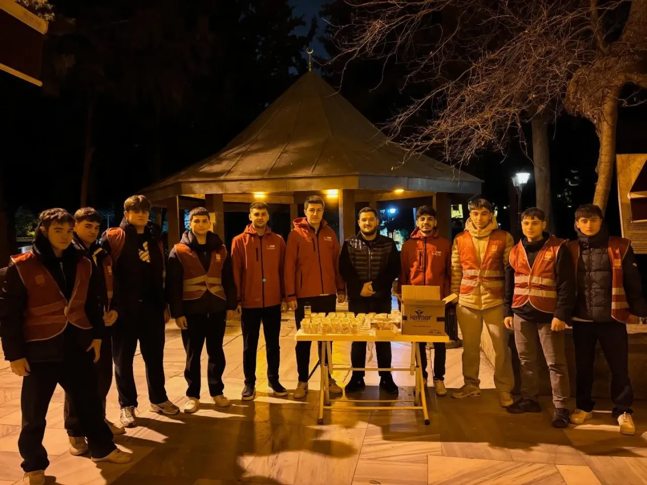 CHP Silivri Gençlik Kolları Ramazan'da Cemaatle Buluştu CHP Silivri Gençlik Kolları Ramazan'da Cemaatle Buluştu