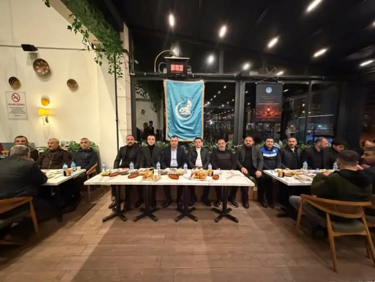 Ülkü Ocakları Pursaklar'da Sahurda Buluştu: Birlik Mesajı Verildi Ülkü Ocakları Pursaklar'da Sahurda Buluştu: Birlik Mesajı Verildi