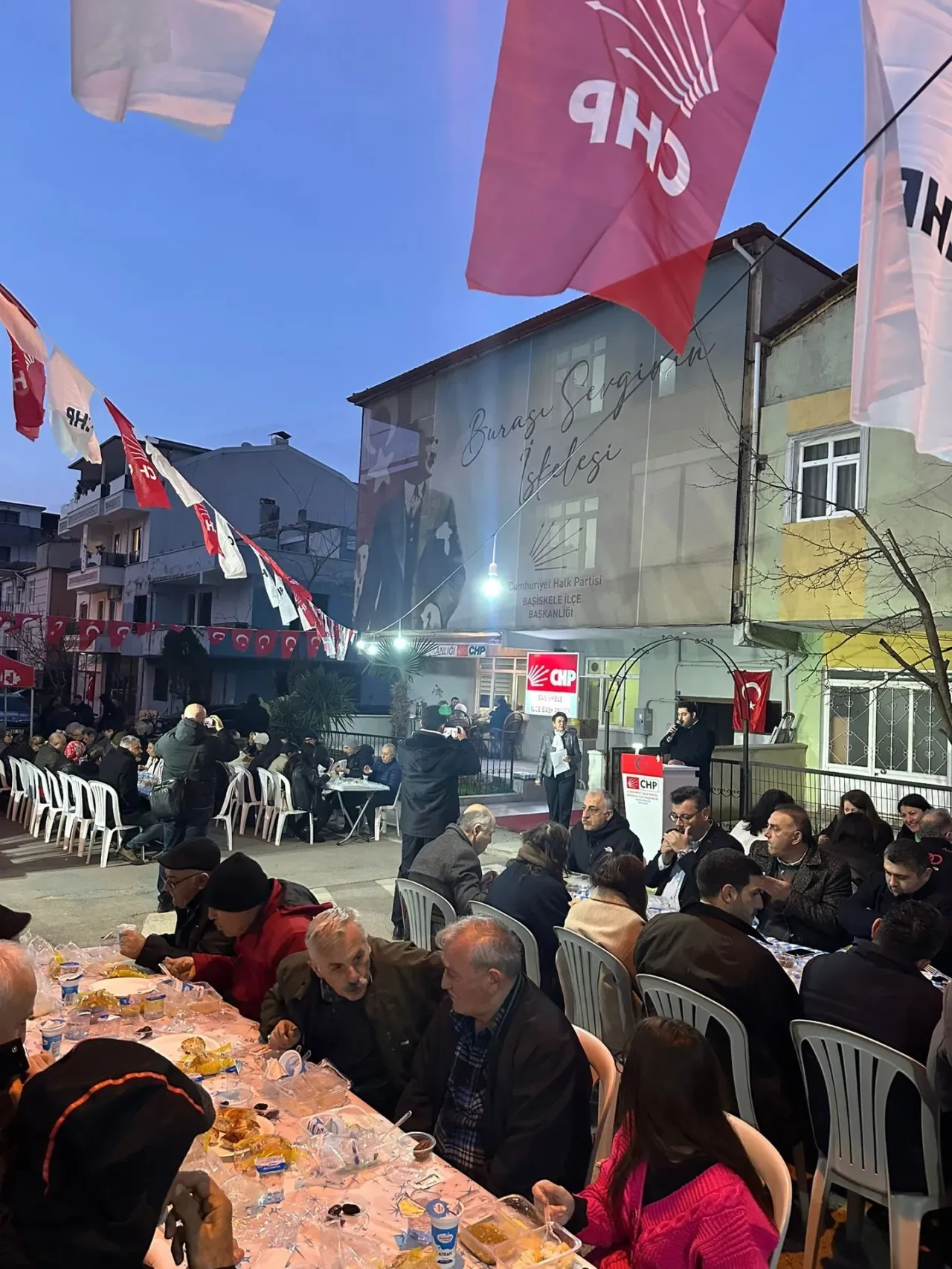 CHP Başiskele'de Birlik Mesajı: İftar Sofrasında Siyaset Buluştu CHP Başiskele'de Birlik Mesajı: İftar Sofrasında Siyaset Buluştu