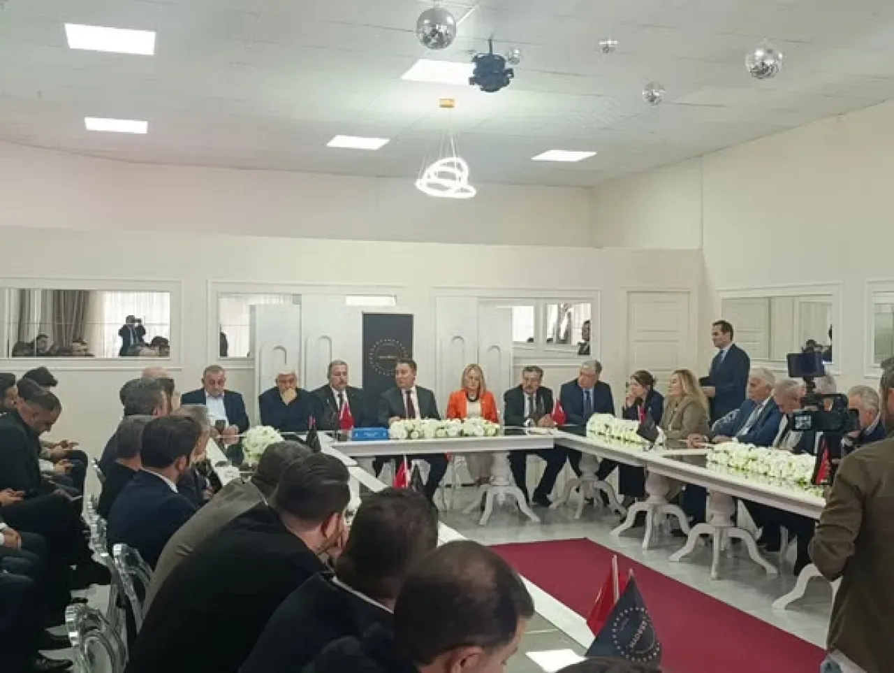 DEVA Partisi'nden Manisa'da Anlamlı Ziyaret: Ali Babacan ve Heyeti Manisa Dostları Cemiyeti'nde DEVA Partisi'nden Manisa'da Anlamlı Ziyaret: Ali Babacan ve Heyeti Manisa Dostları Cemiyeti'nde