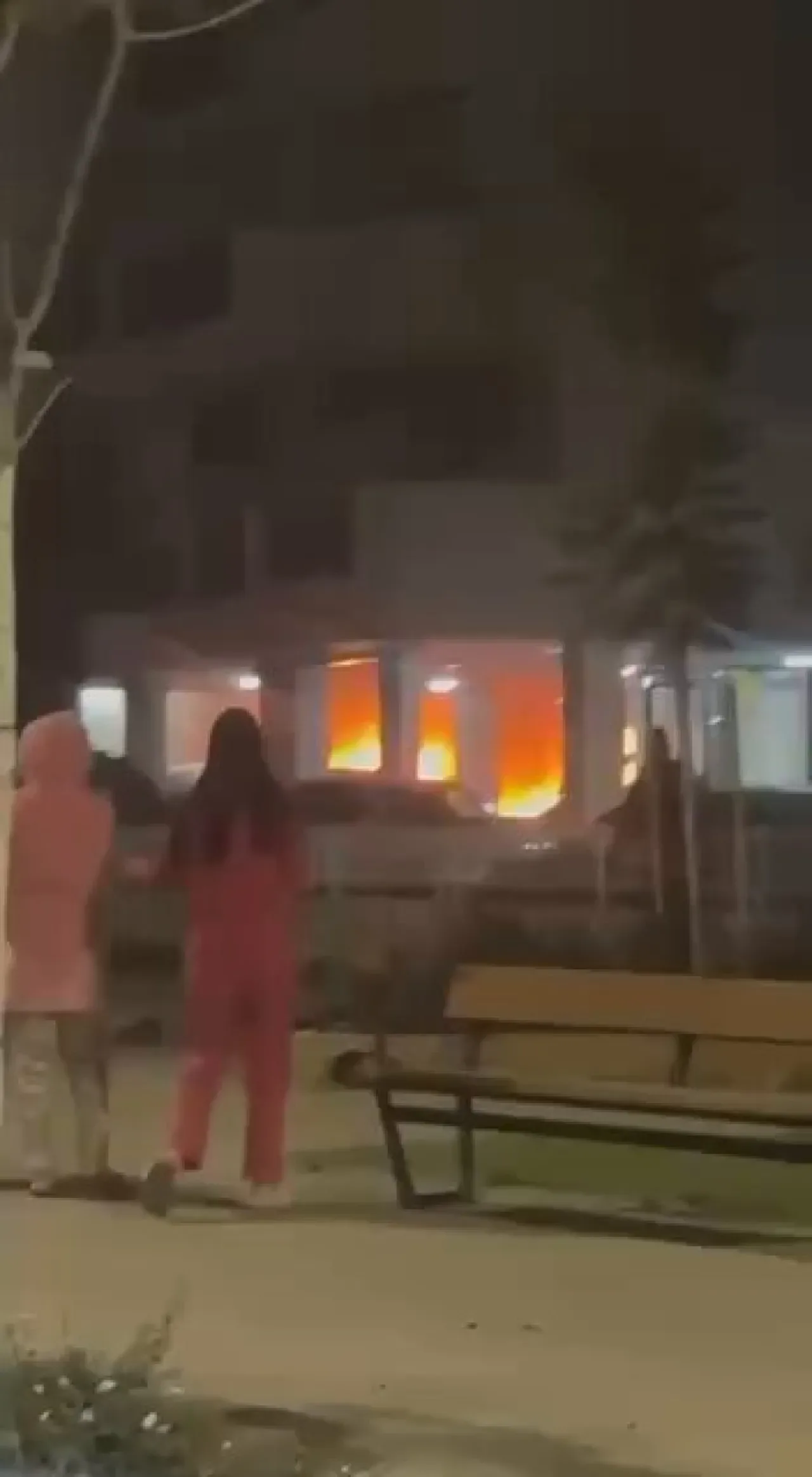İran Füzesi İsabeti: Yangın Görüntüleri Ortaya Çıktı İran Füzesi İsabeti: Yangın Görüntüleri Ortaya Çıktı