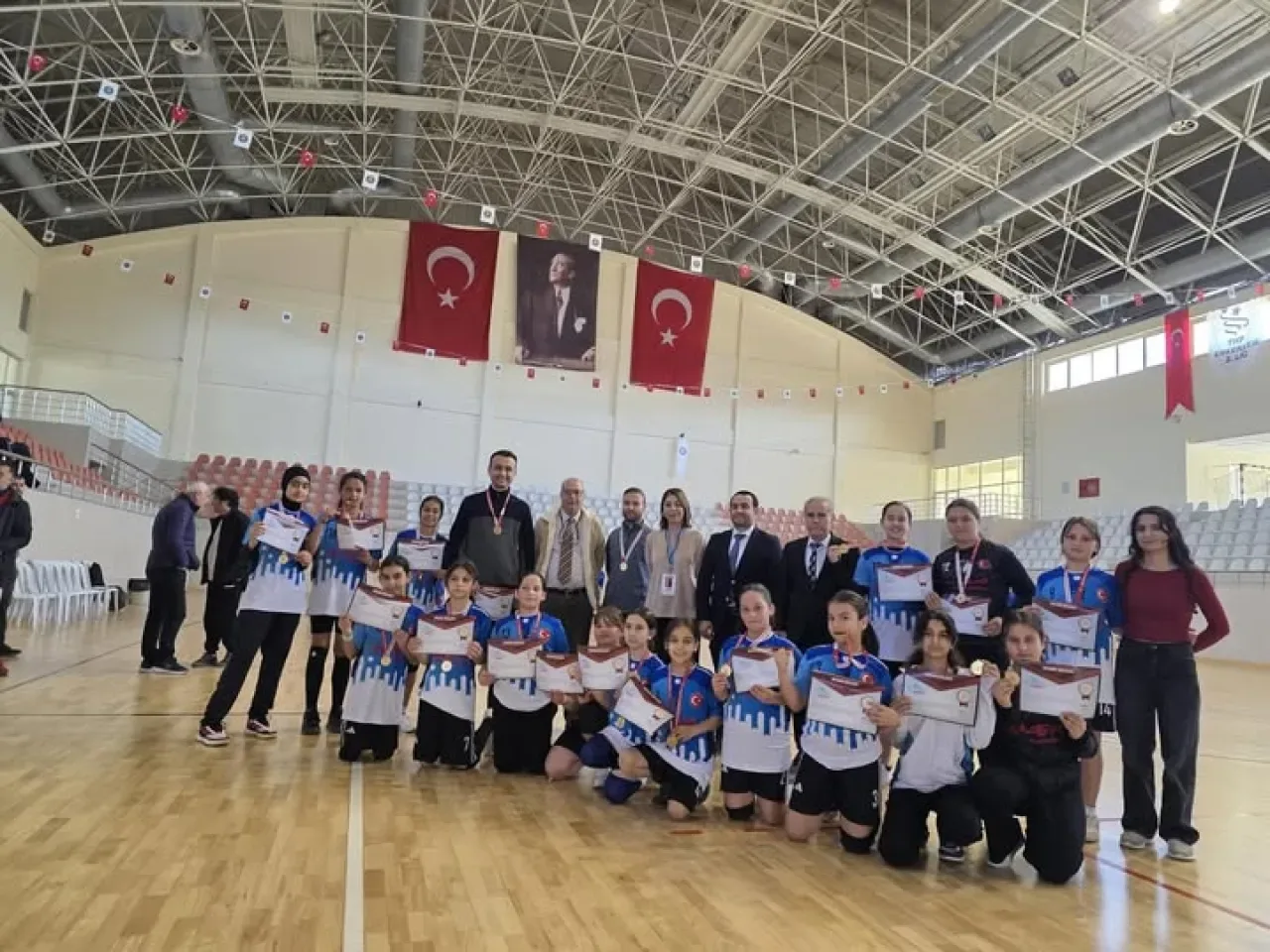 Ceyhan'da Ortaokul Basketbolunda Tarihi Başarı: Mustafabeyli Ortaokulu Bölge Şampiyonu Oldu Ceyhan'da Ortaokul Basketbolunda Tarihi Başarı: Mustafabeyli Ortaokulu Bölge Şampiyonu Oldu