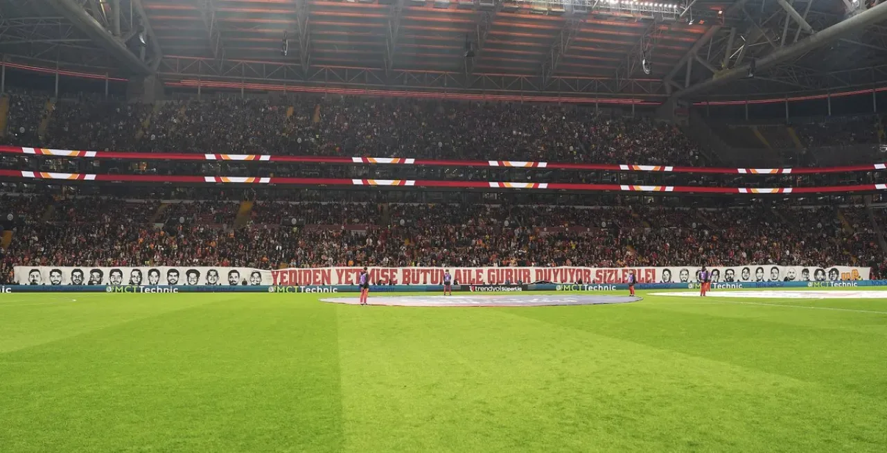Galatasaray'da Büyük Gurur! Aileler Sevinç İçinde Galatasaray'da Büyük Gurur! Aileler Sevinç İçinde