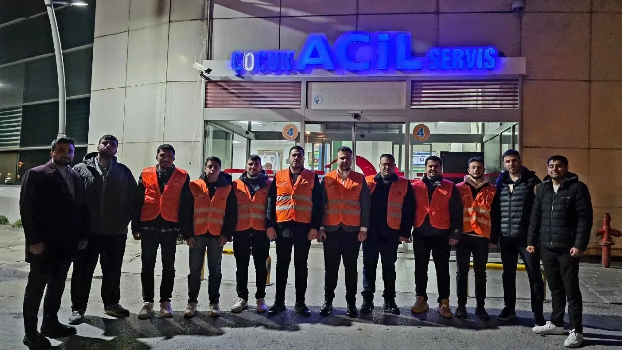 AK Parti Gençlik Kollanı Sahur Bereketini Hastanelere Taşıdı AK Parti Gençlik Kollanı Sahur Bereketini Hastanelere Taşıdı