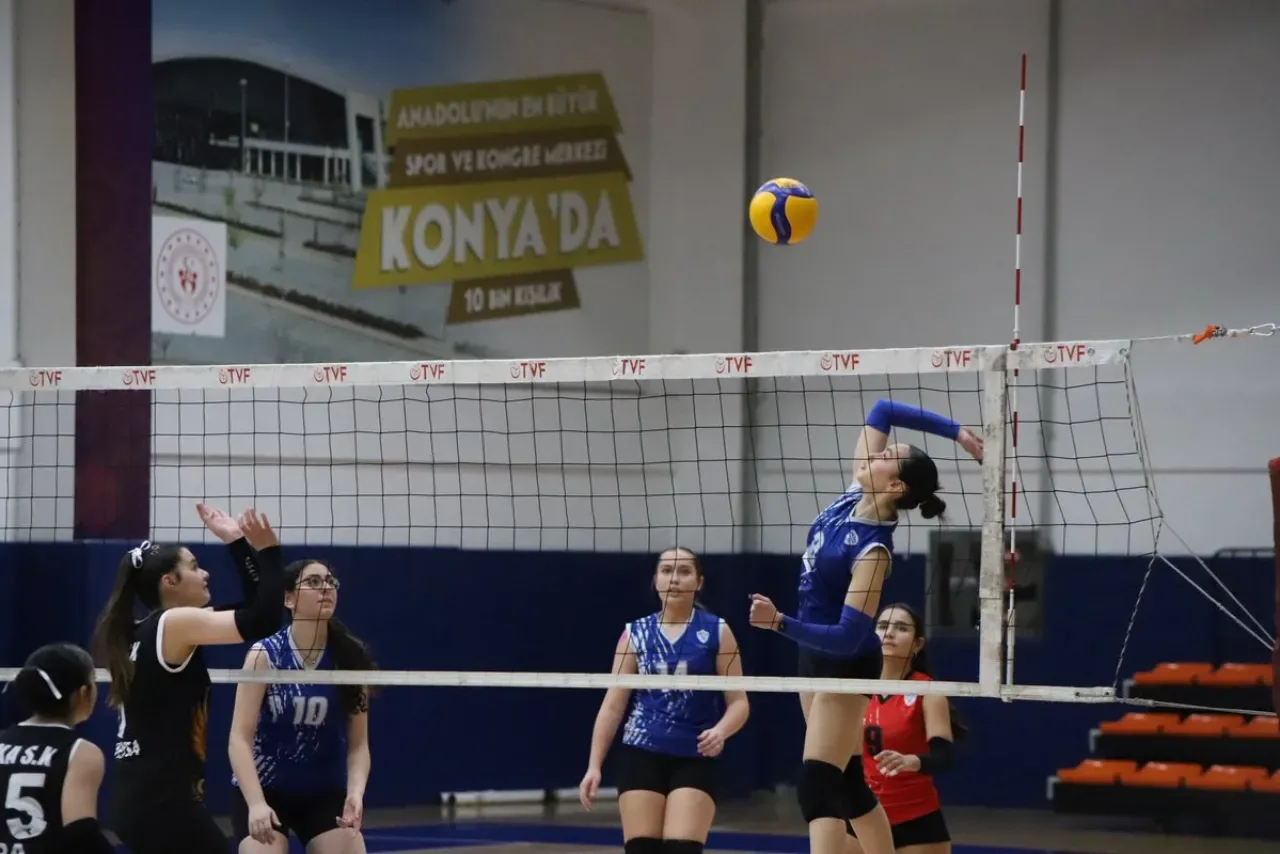 Konya'da Voleybol Heyecanı: Küçük Kızlar Sahada Mücadele Ediyor Konya'da Voleybol Heyecanı: Küçük Kızlar Sahada Mücadele Ediyor