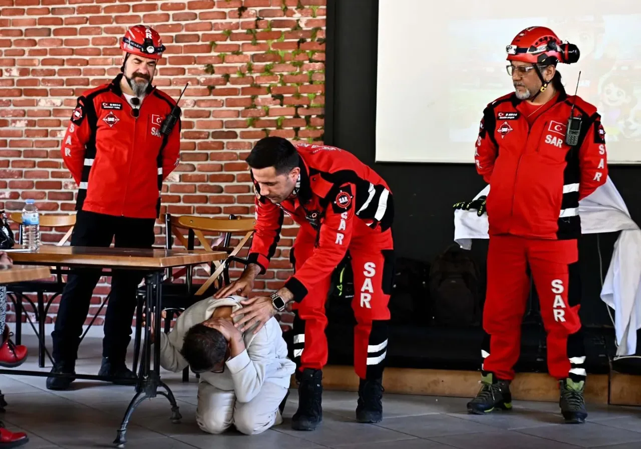 Muratpaşa'da Özel Gereksinimli Bireyler Afetlere Karşı Bilinçlendiriliyor Muratpaşa'da Özel Gereksinimli Bireyler Afetlere Karşı Bilinçlendiriliyor
