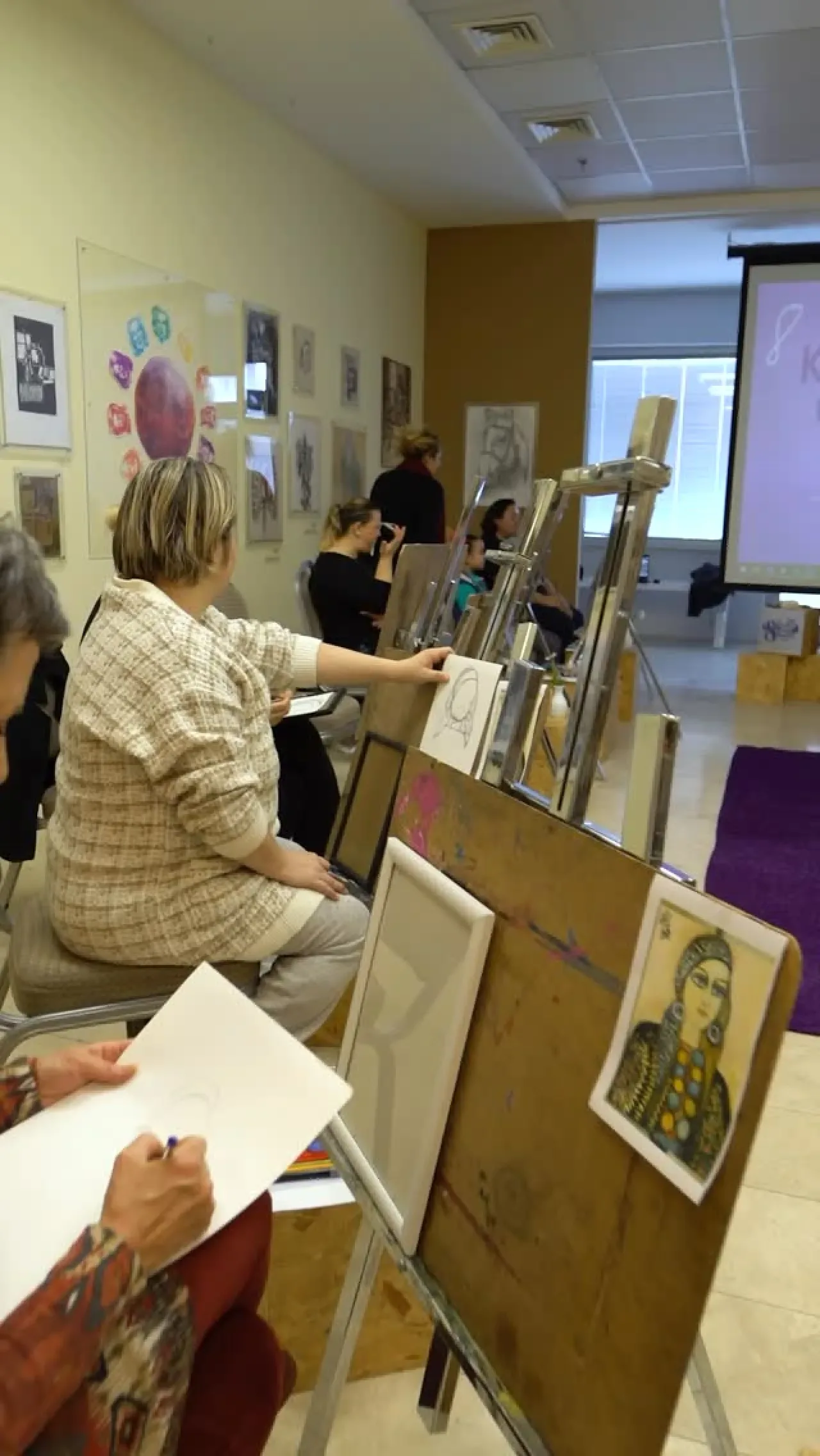 Küçükçekmece'de Kadın Eliyle Sanat: Fahrünnisa Zeyd'in İzinde Bir Atölye Küçükçekmece'de Kadın Eliyle Sanat: Fahrünnisa Zeyd'in İzinde Bir Atölye