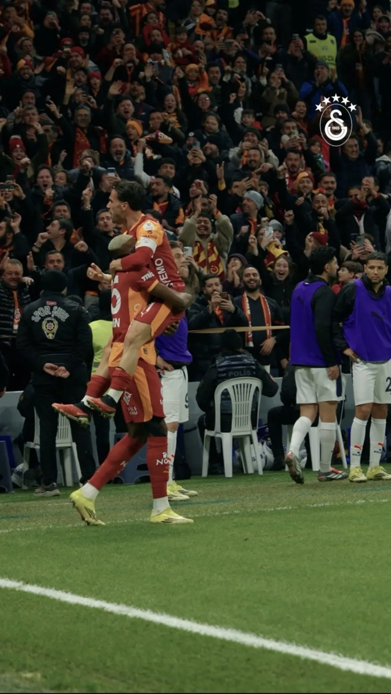 Galatasaray'da Osimhen, Yunus Akgün'ün Pasıyla Fırtına Gibi Esti! Galatasaray'da Osimhen, Yunus Akgün'ün Pasıyla Fırtına Gibi Esti!