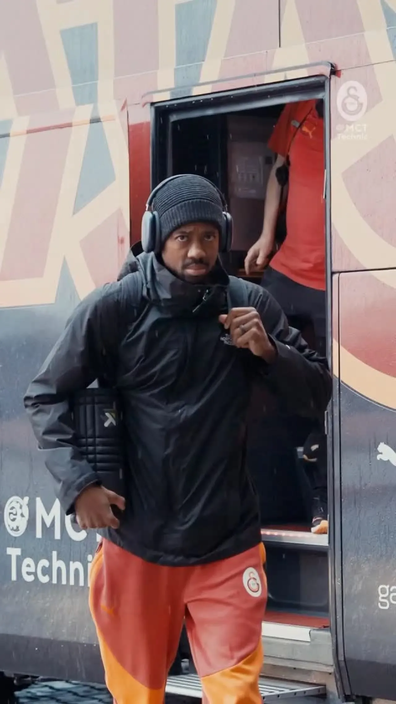 Galatasaray Basketbol Takımı, Zorlu Maç Öncesi "Rain Mode: ON" Mesajıyla Dikkat Çekti Galatasaray Basketbol Takımı, Zorlu Maç Öncesi "Rain Mode: ON" Mesajıyla Dikkat Çekti