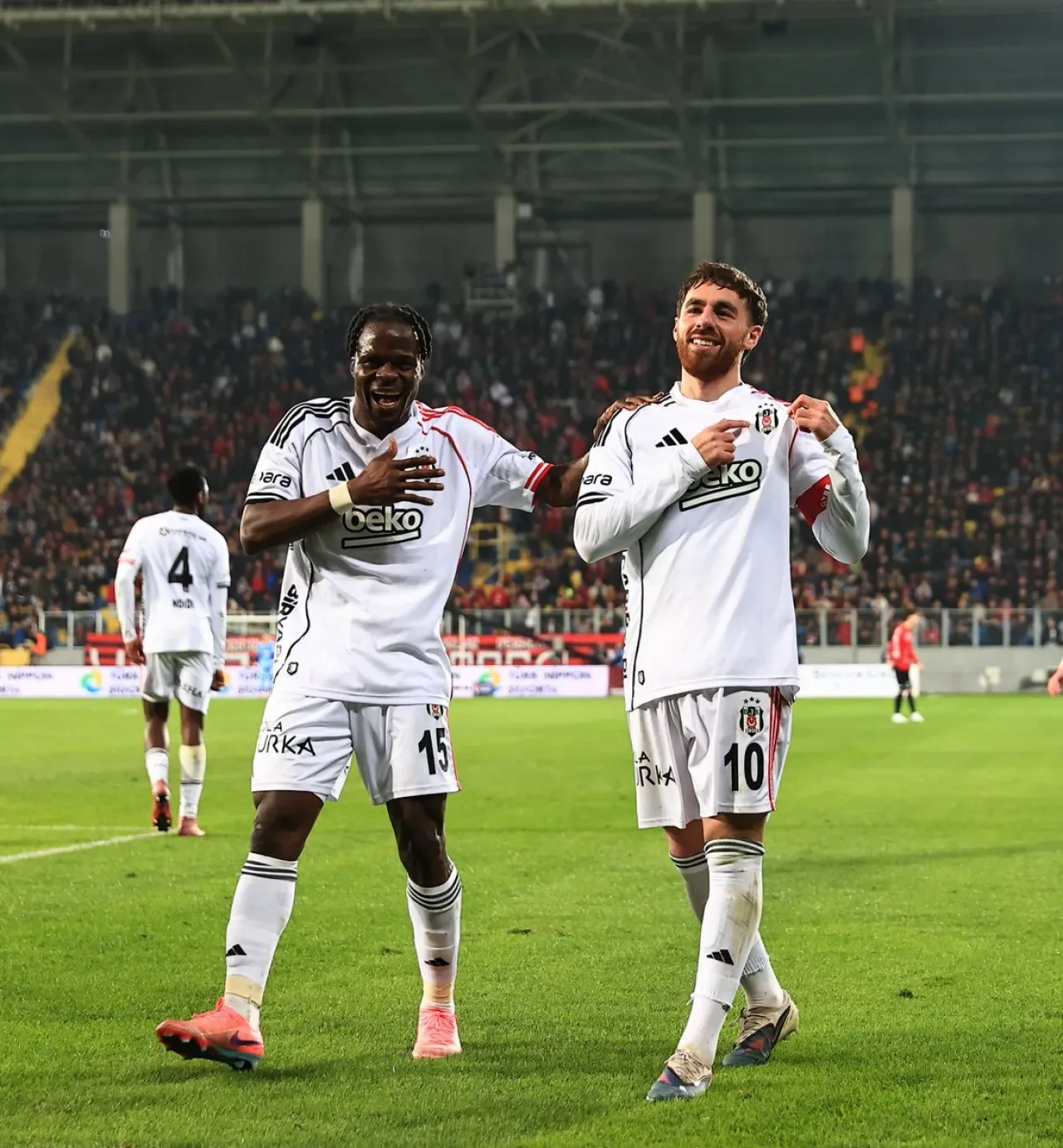 Beşiktaş Kaptanı Orkun Kökçü'den Olağanüstü Gol! Taraftarlar Coştu Beşiktaş Kaptanı Orkun Kökçü'den Olağanüstü Gol! Taraftarlar Coştu