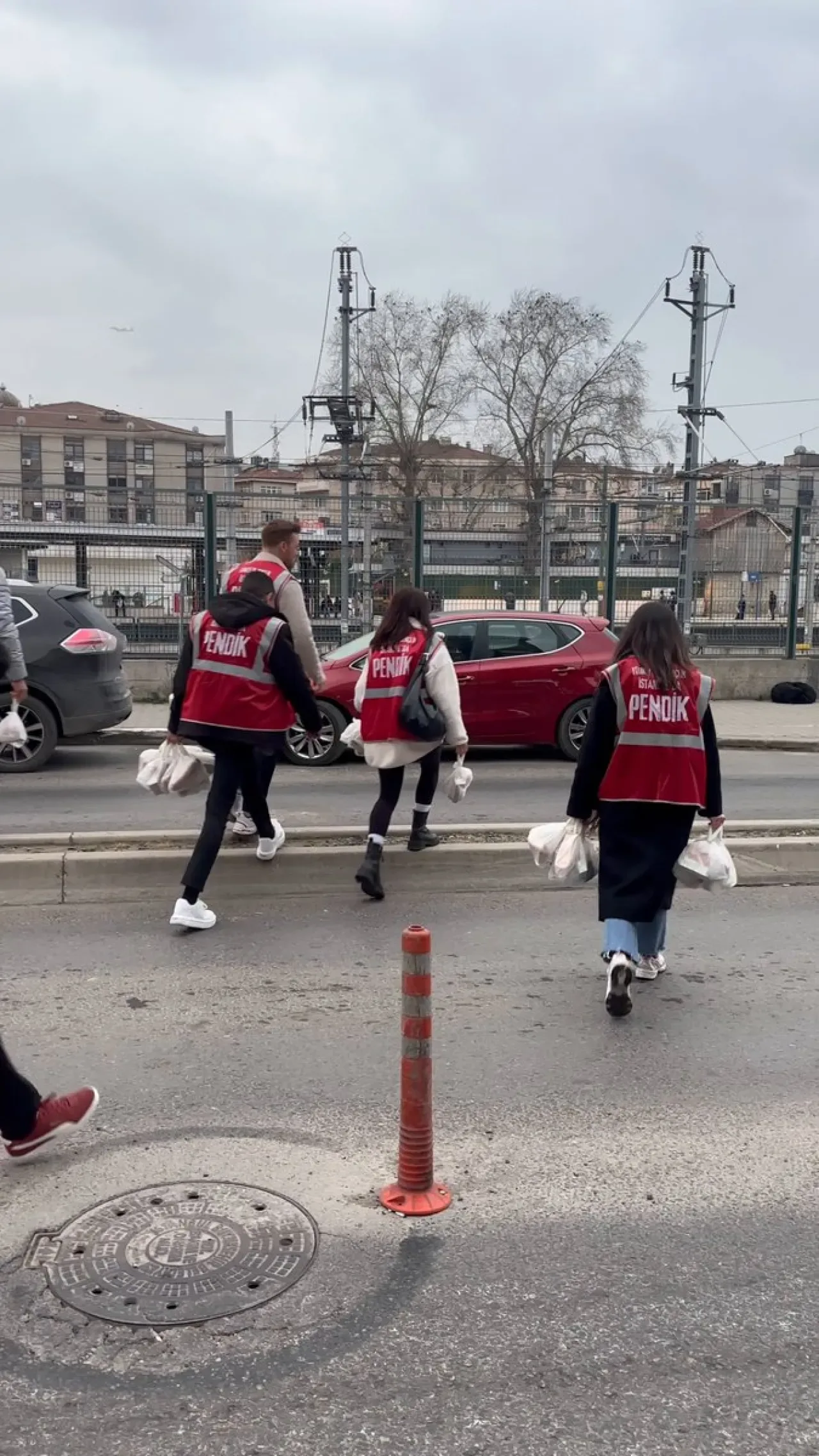 CHP Pendik Gençlik Kolları, Ramazan'da Sokakta İftar İkramı Yaptı CHP Pendik Gençlik Kolları, Ramazan'da Sokakta İftar İkramı Yaptı