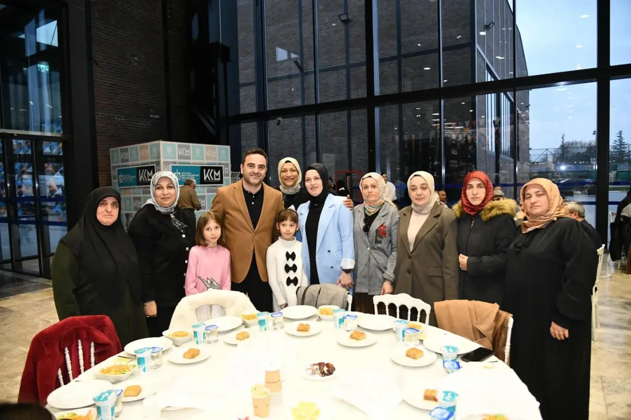 Başiskele Belediye Başkanı Mehmet Yasin Özlü, Vefa İftarı'nda Parti Çalışanlarıyla Buluştu Başiskele Belediye Başkanı Mehmet Yasin Özlü, Vefa İftarı'nda Parti Çalışanlarıyla Buluştu