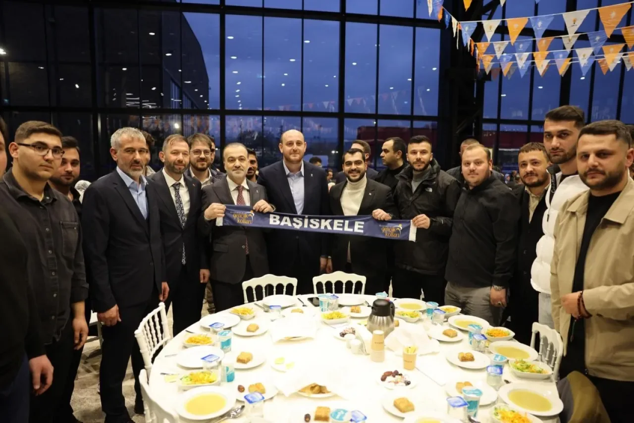 AK Parti'den Anlamlı Buluşma: İlçe Gençlik Kolları Milletvekilleriyle İftarda Bir Araya Geldi AK Parti'den Anlamlı Buluşma: İlçe Gençlik Kolları Milletvekilleriyle İftarda Bir Araya Geldi