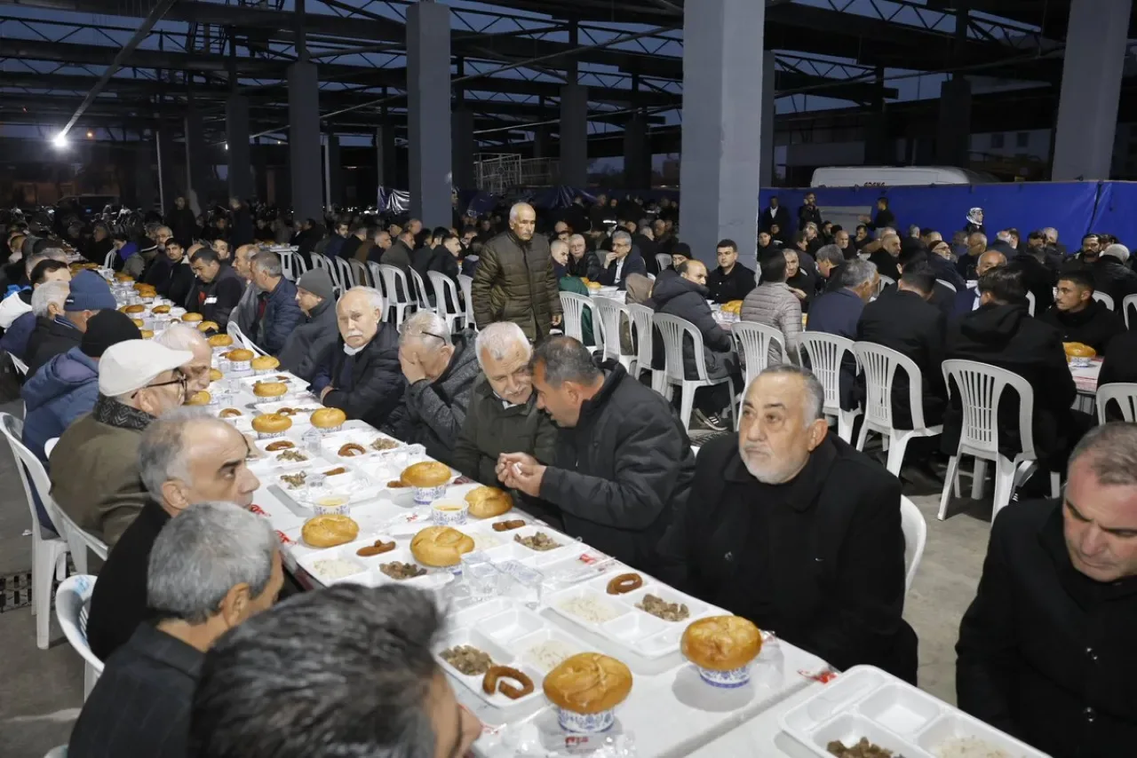 Adana Valisi Yavuz, Geleneksel İftarda Hemşehrileriyle Buluştu Adana Valisi Yavuz, Geleneksel İftarda Hemşehrileriyle Buluştu