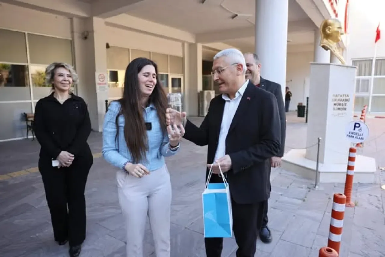 Çeşme Belediyesi'nden 14 Mart Tıp Bayramı'nda Anlamlı Destek Çeşme Belediyesi'nden 14 Mart Tıp Bayramı'nda Anlamlı Destek