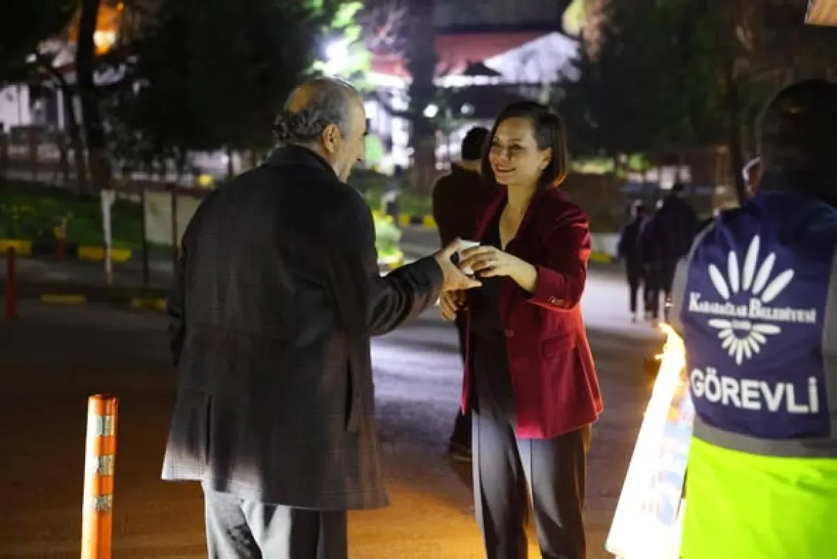 Karabağlar'da Teravih Sonrası Şerbet İkramı ile Ramazan Bereketi Paylaşıldı Karabağlar'da Teravih Sonrası Şerbet İkramı ile Ramazan Bereketi Paylaşıldı