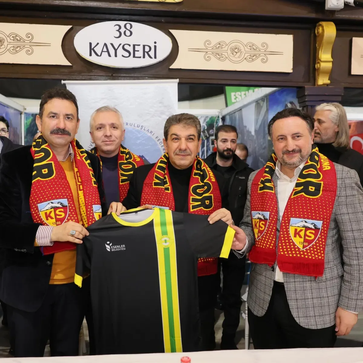 AK Partili Vekil ve Başkan Kayserililerle Sahurda Buluştu: Gönül Köprüleri Güçlendi AK Partili Vekil ve Başkan Kayserililerle Sahurda Buluştu: Gönül Köprüleri Güçlendi