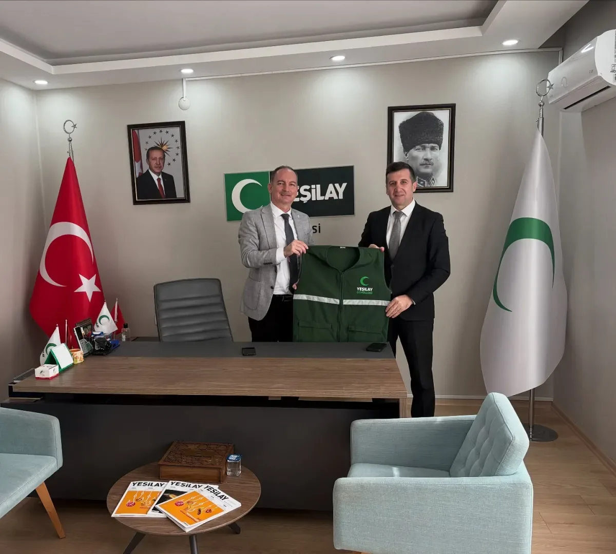 Yalova'da Bağımlılıkla Mücadele İçin İş Birliği: Yeşilay ve Aile Sosyal Hizmetler Görüştü Yalova'da Bağımlılıkla Mücadele İçin İş Birliği: Yeşilay ve Aile Sosyal Hizmetler Görüştü