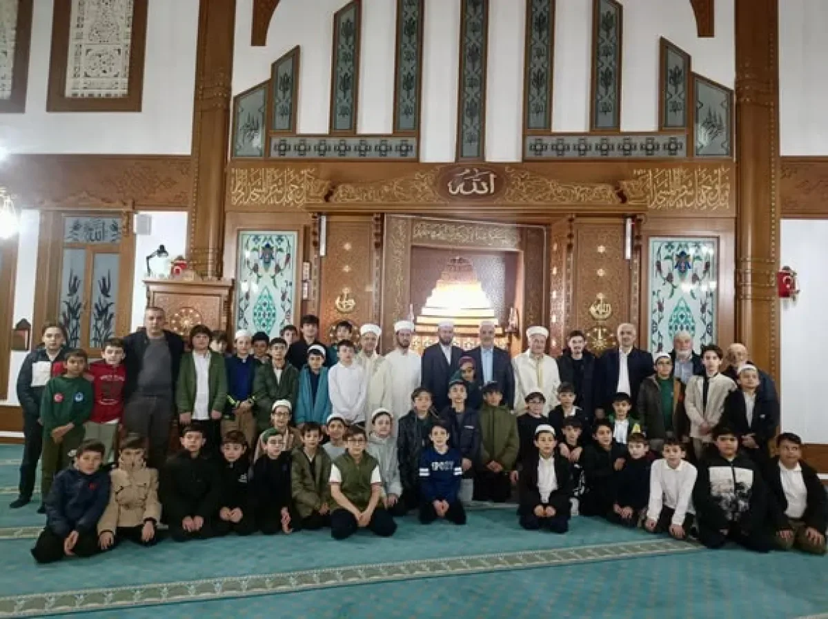 Keçiören'de Manevi Buluşma: İlçe Müftüsü Hafızlarla İftarda Bir Araya Geldi Keçiören'de Manevi Buluşma: İlçe Müftüsü Hafızlarla İftarda Bir Araya Geldi