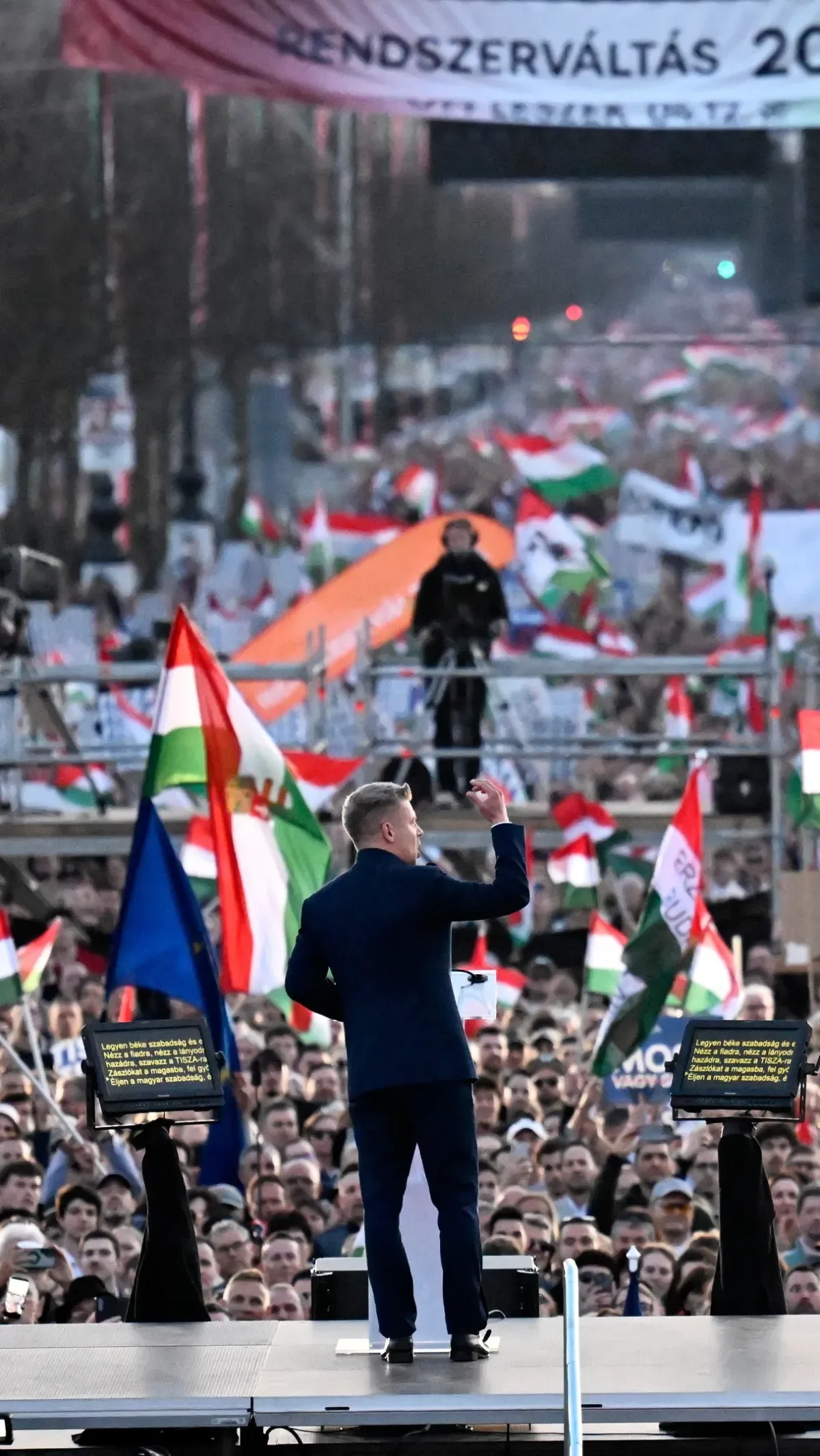 Macaristan'da Seçim Arenası: Orban ve Magyar Dev Mitinglerle Yarışıyor Macaristan'da Seçim Arenası: Orban ve Magyar Dev Mitinglerle Yarışıyor