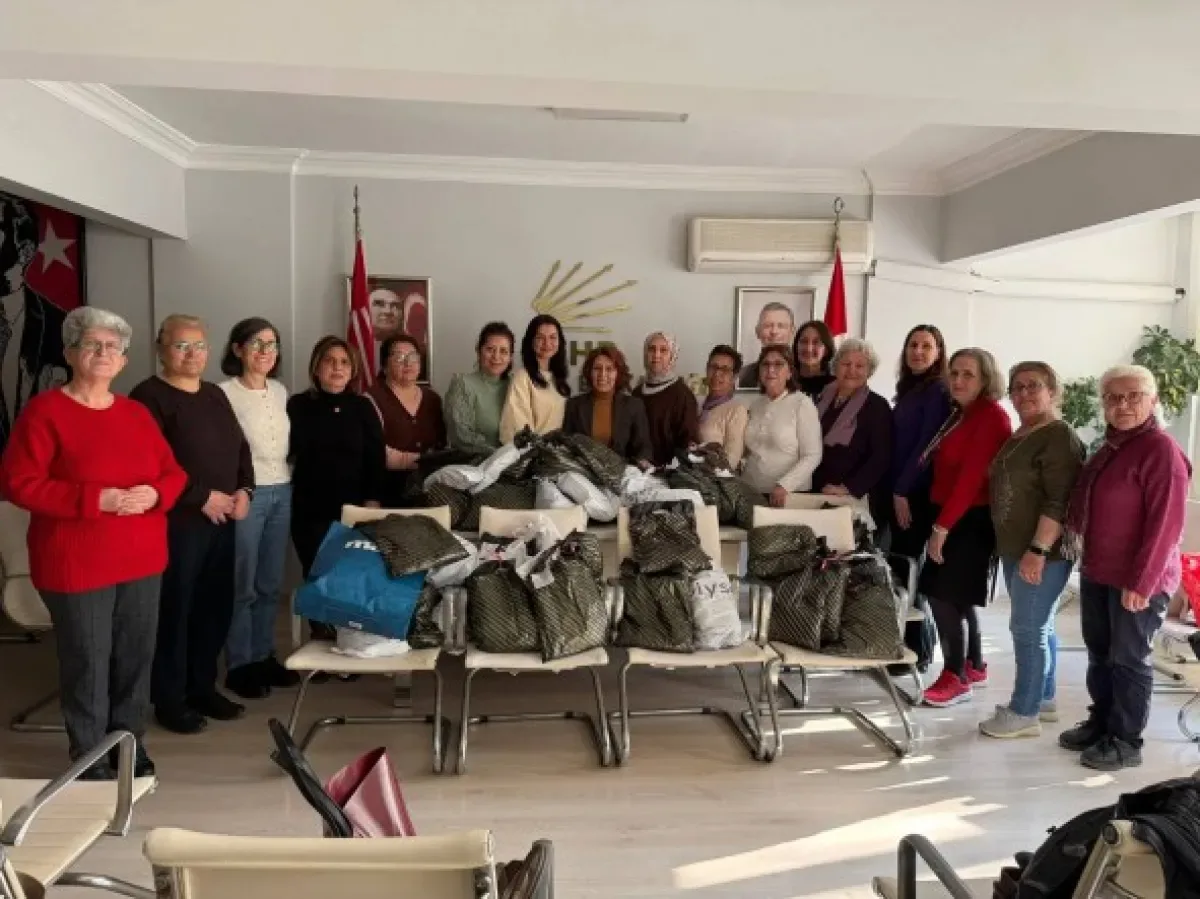 CHP Kadın Kolları'ndan Çocuklara Bayramlık Hediyesi CHP Kadın Kolları'ndan Çocuklara Bayramlık Hediyesi