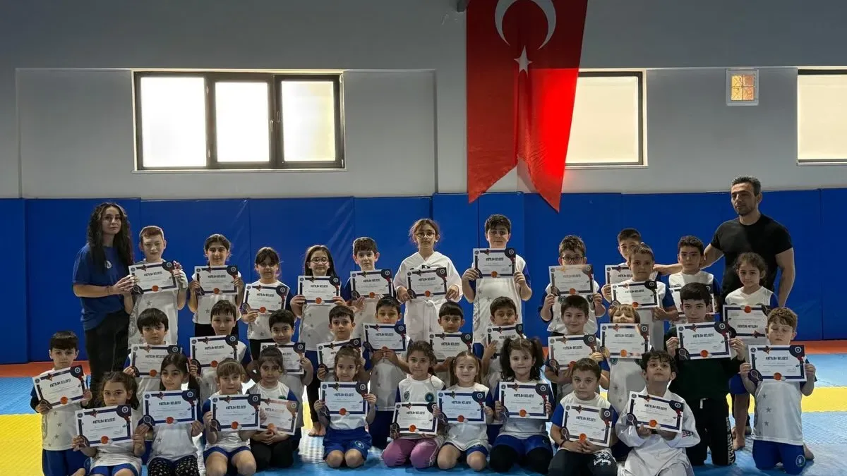 Bursa'da Kış Spor Okulu Heyecanı Sona Erdi: Çocuklar Sertifikalarını Aldı Bursa'da Kış Spor Okulu Heyecanı Sona Erdi: Çocuklar Sertifikalarını Aldı