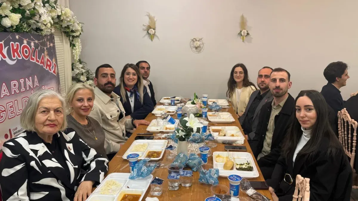 CHP Bakırköy'den Çok Partili Gençlik İftarı: Farklı Görüşler Aynı Sofrada Buluştu CHP Bakırköy'den Çok Partili Gençlik İftarı: Farklı Görüşler Aynı Sofrada Buluştu