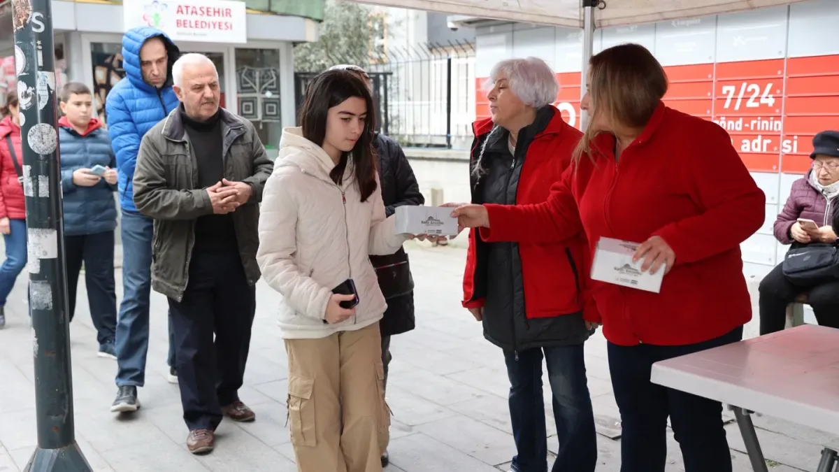 Ataşehir'de Kadir Gecesi'nde Camilerde Kandil Simidi İkramı Yapıldı Ataşehir'de Kadir Gecesi'nde Camilerde Kandil Simidi İkramı Yapıldı