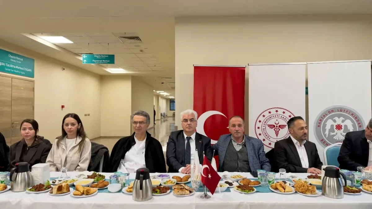 Kartal Şehir Hastanesi'nde Anlamlı İftar Buluşması: Sağlık Çalışanları ve Hastalar Birlikteydi Kartal Şehir Hastanesi'nde Anlamlı İftar Buluşması: Sağlık Çalışanları ve Hastalar Birlikteydi
