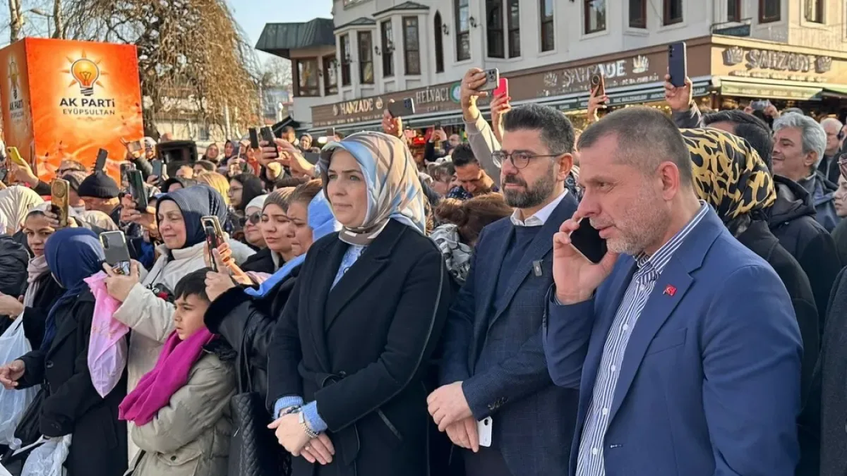 Büşra Paker Kadir Gecesi'nde Ebu Eyyûb el-Ensârî Türbesini Ziyaret Etti Büşra Paker Kadir Gecesi'nde Ebu Eyyûb el-Ensârî Türbesini Ziyaret Etti