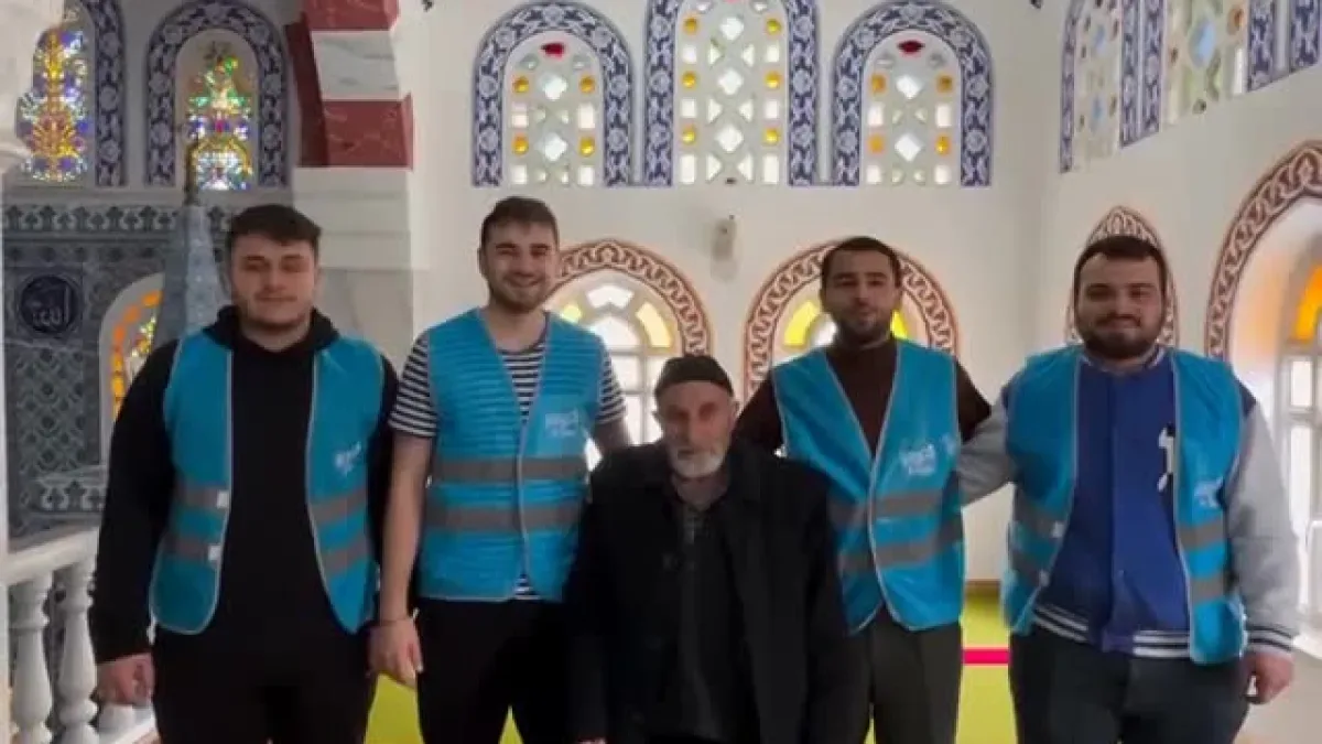 AK Partili Gençlerden Kadir Gecesi'nde Anlamlı Hizmet: Sancaktepe'de Cami Temizliği AK Partili Gençlerden Kadir Gecesi'nde Anlamlı Hizmet: Sancaktepe'de Cami Temizliği
