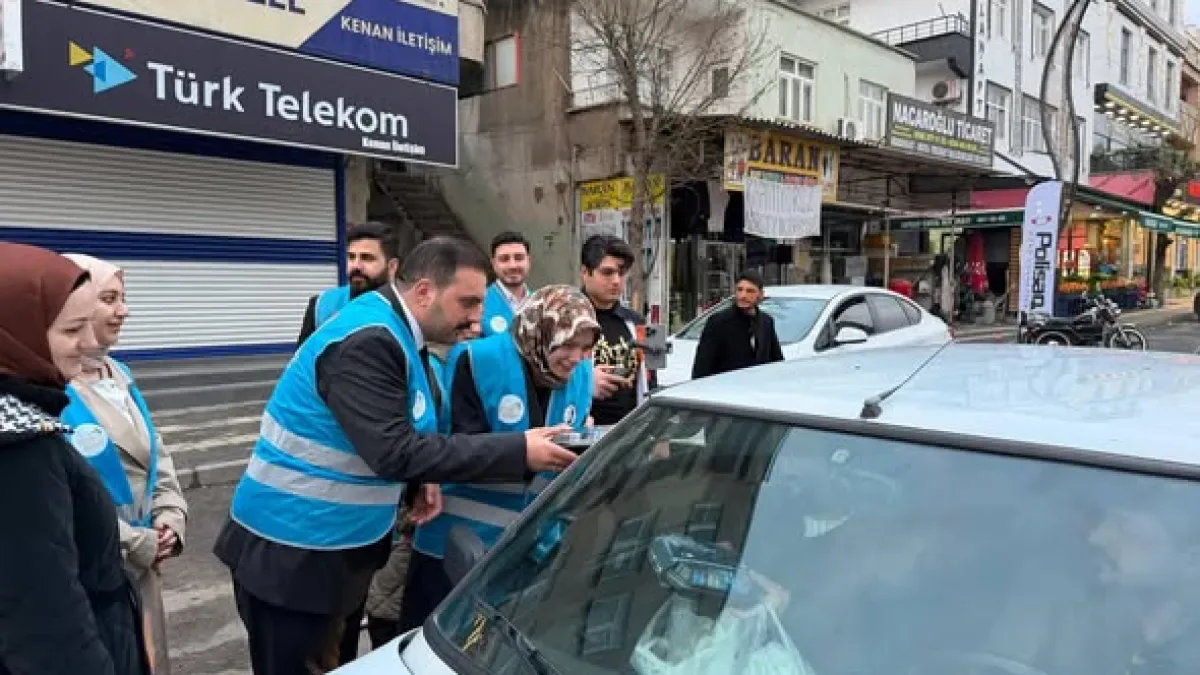 Zehranur Aydemir Çermik'te İftar Vakti Evine Yetişemeyen Vatandaşlara İkramda Bulundu Zehranur Aydemir Çermik'te İftar Vakti Evine Yetişemeyen Vatandaşlara İkramda Bulundu