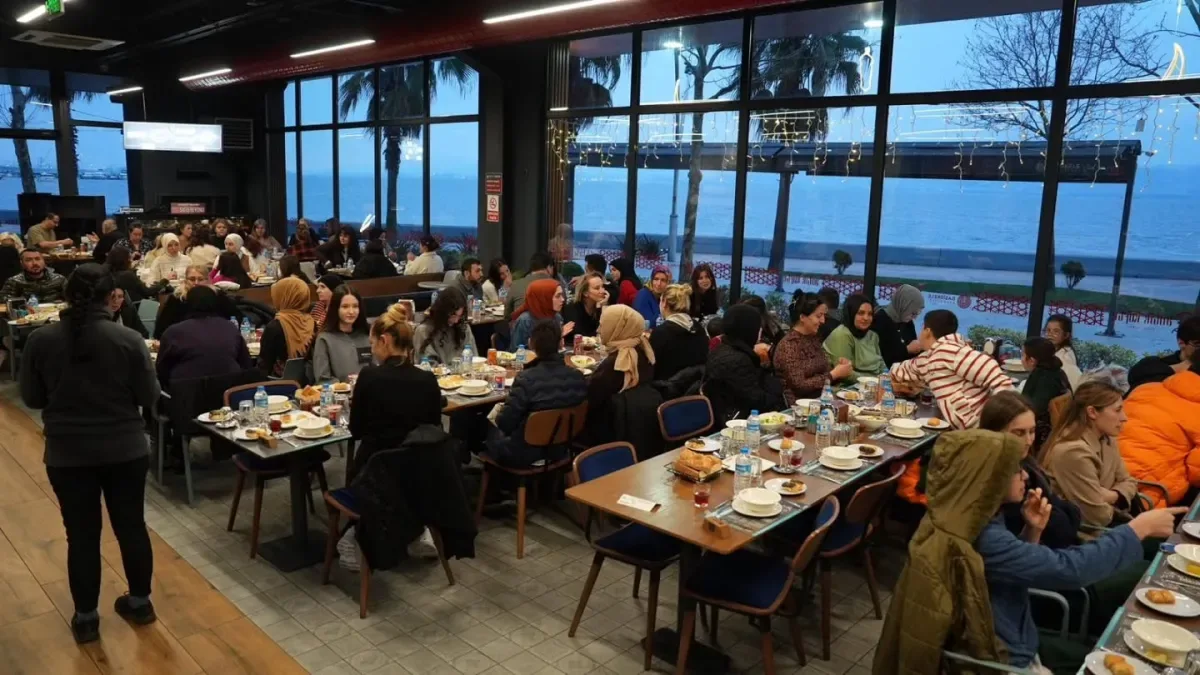 Ramazan'da Başiskele'de Bereket Sofraları: Antik Köfte Kafe Restaurant Hemşehrileri Buluşturuyor Ramazan'da Başiskele'de Bereket Sofraları: Antik Köfte Kafe Restaurant Hemşehrileri Buluşturuyor
