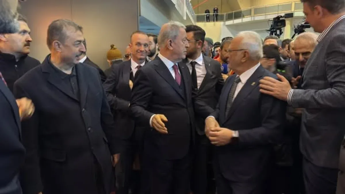 Kayseri'de Kutsal Emanetler Sergisi: Hz. Muhammed'in Eşyaları Ziyaretçilerle Buluştu Kayseri'de Kutsal Emanetler Sergisi: Hz. Muhammed'in Eşyaları Ziyaretçilerle Buluştu