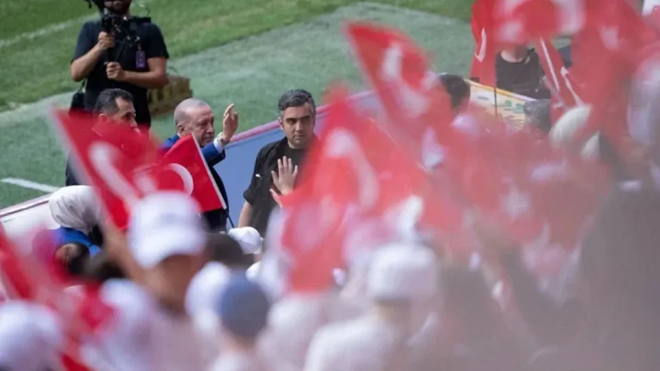 Cumhurbaşkanı Erdoğan, Ali Sami Yen Spor Kompleksi'nde Geleneksel Törenle Karşılandı görseli