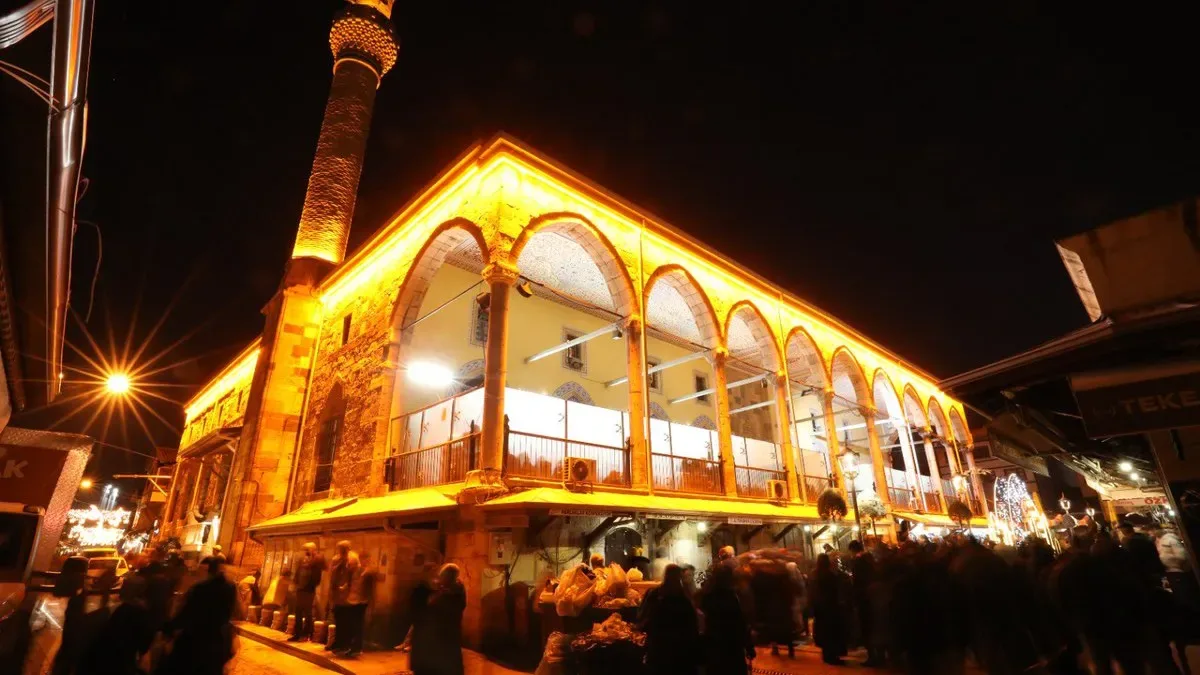 Konya'da Kadir Gecesi Coşkusu: Büyükşehir'in Ev Sahipliğinde Binlerce Kişi Dua ve İbadette Bir Araya Geldi Konya'da Kadir Gecesi Coşkusu: Büyükşehir'in Ev Sahipliğinde Binlerce Kişi Dua ve İbadette Bir Araya Geldi