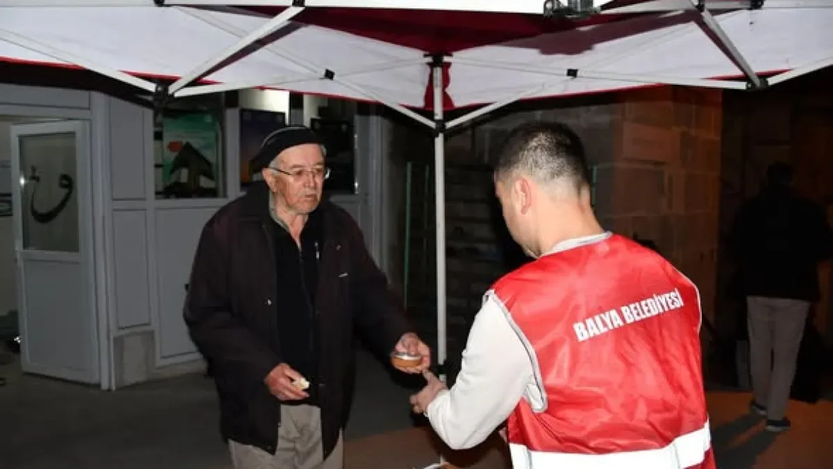 Balya'da Kadir Gecesi Coşkusu: Belediye Vatandaşlarla Buluştu Balya'da Kadir Gecesi Coşkusu: Belediye Vatandaşlarla Buluştu