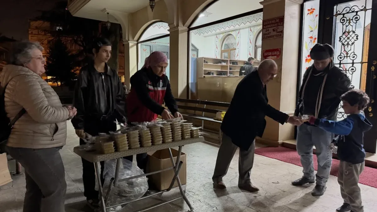 Yalova Belediyesi Kadir Gecesi'nde Helva İkramıyla Hemşehrileriyle Buluştu Yalova Belediyesi Kadir Gecesi'nde Helva İkramıyla Hemşehrileriyle Buluştu