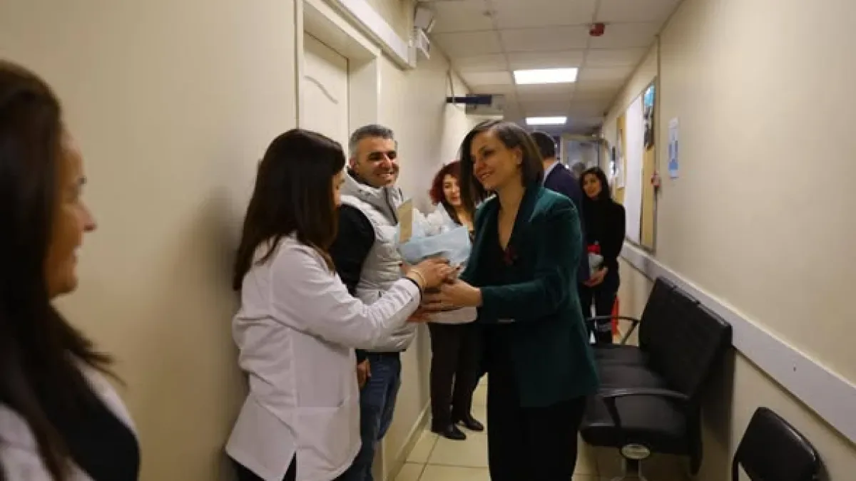İzmir Karabağlar Belediyesi Tıp Bayramı'nda Sağlık Çalışanlarına Minnet Duydu İzmir Karabağlar Belediyesi Tıp Bayramı'nda Sağlık Çalışanlarına Minnet Duydu