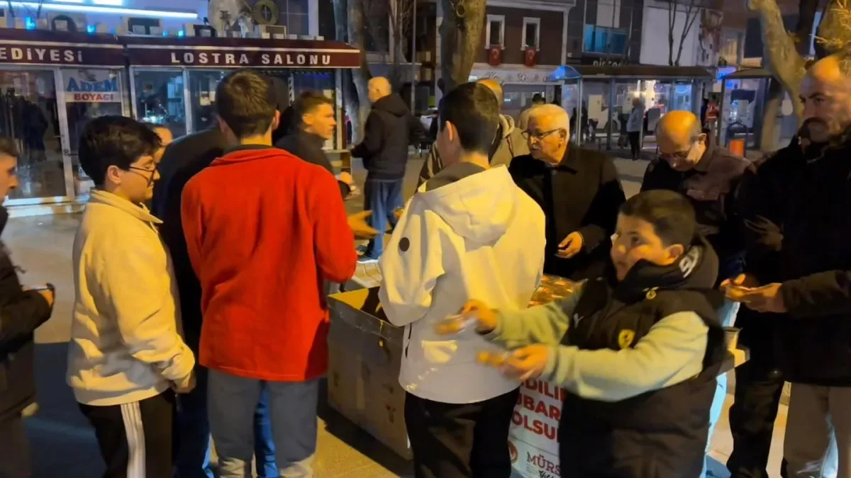 Polatlı'da Kadir Gecesi Coşkusu: Camilerde İkramlar Yoğun İlgi Gördü Polatlı'da Kadir Gecesi Coşkusu: Camilerde İkramlar Yoğun İlgi Gördü