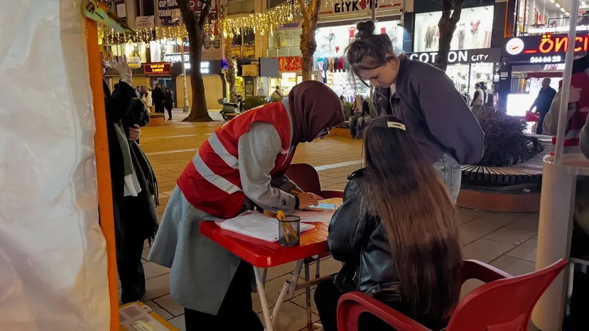 Genç Kızılay İstanbul Pendik'ten Kadir Gecesi'nde İkram ve Kan Bağışı Seferberliği Genç Kızılay İstanbul Pendik'ten Kadir Gecesi'nde İkram ve Kan Bağışı Seferberliği