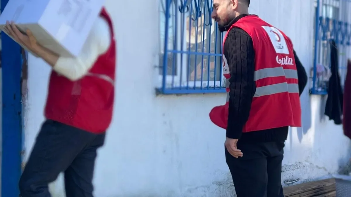 Genç Kızılay Başakşehir'den Ramazan'da 100'lerce Aileye Erzak Yardımı Genç Kızılay Başakşehir'den Ramazan'da 100'lerce Aileye Erzak Yardımı