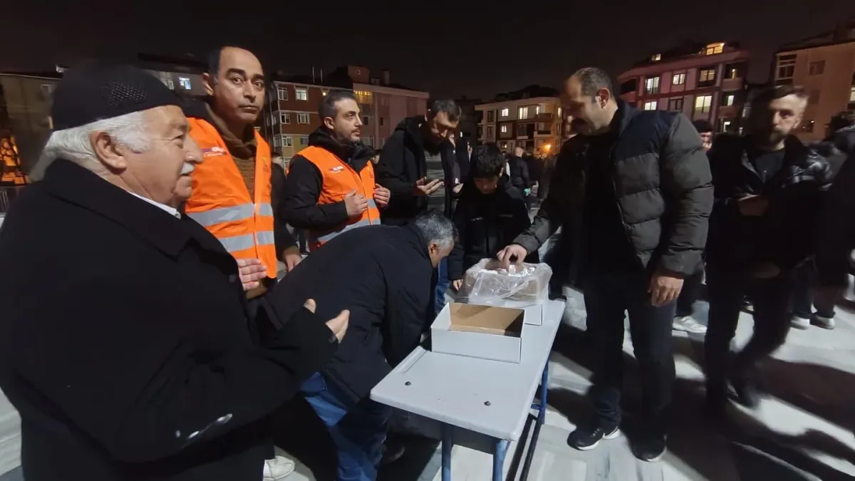 AK Parti Bahçelievler'den Kadir Gecesi'nde Komşuluk Dayanışması: Kandil Simidi İkramı AK Parti Bahçelievler'den Kadir Gecesi'nde Komşuluk Dayanışması: Kandil Simidi İkramı