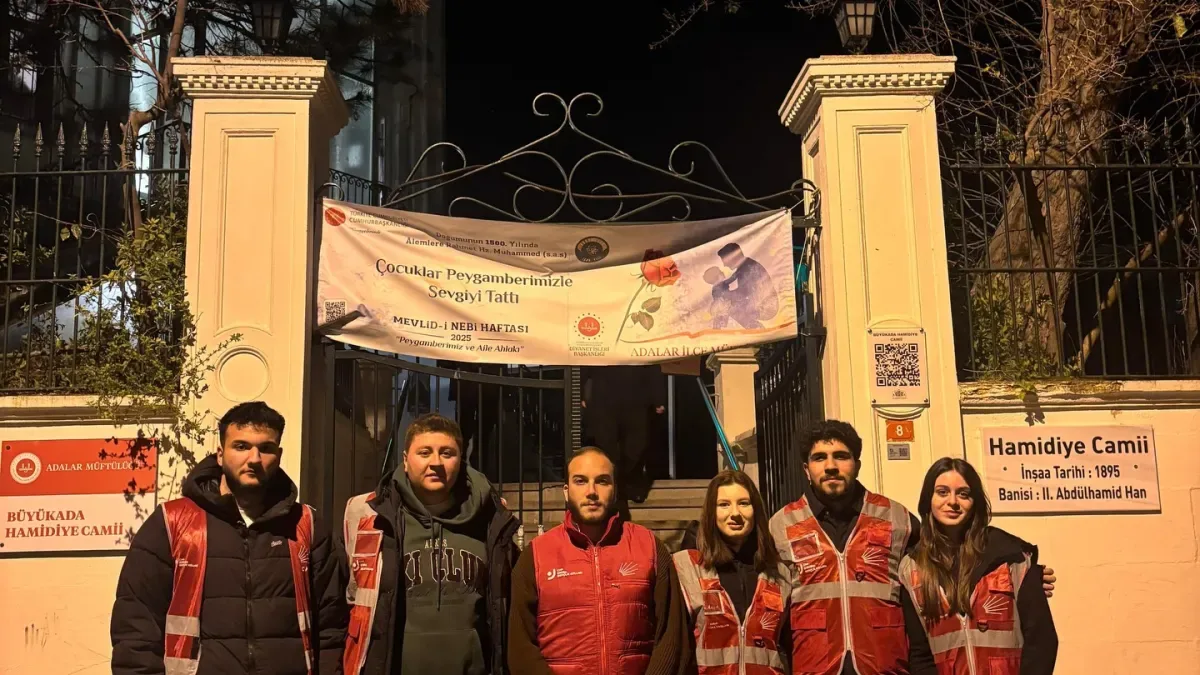 CHP Adalar Gençlik Kolları Kadir Gecesi'nde Lokma İkram Etti CHP Adalar Gençlik Kolları Kadir Gecesi'nde Lokma İkram Etti